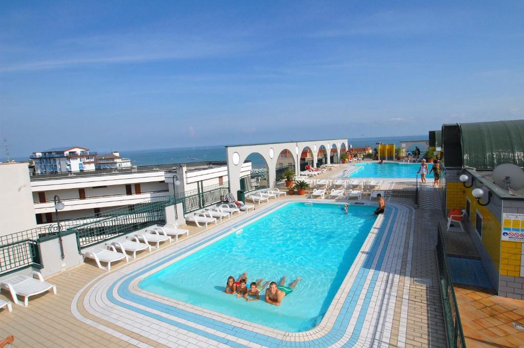una piscina en la parte superior de un crucero en Colombo Apart-Hotel 4 Stelle, en Caorle