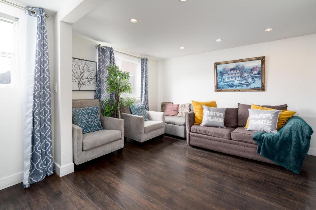 a living room with a couch and two chairs at Executive Stay Inn free parking in Oakland
