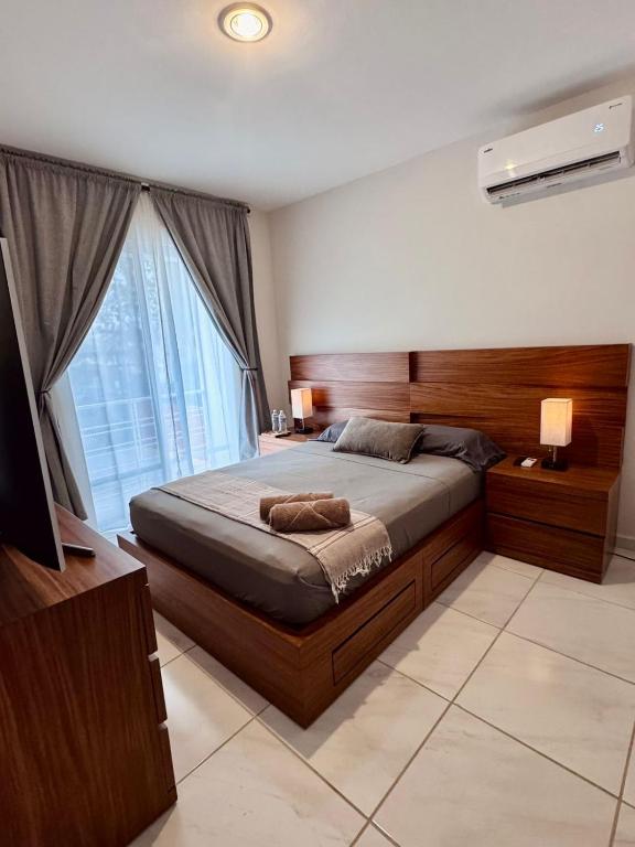 a bedroom with a large bed and a large window at Habitaciones cómodas en Coto Galeana Guadalajara in Guadalajara