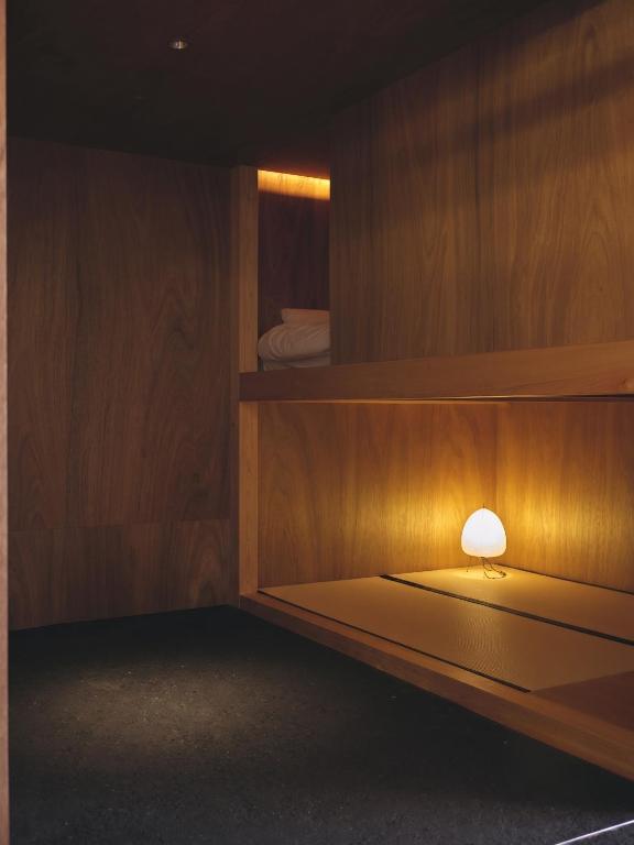 a room with a bed with a light on it at 一棟貸しホテル Shirahama WAKO in Shirahama