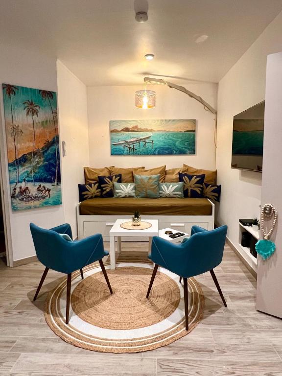 a living room with a couch and two chairs at Centre Ville Fare Vairahi in Uturoa