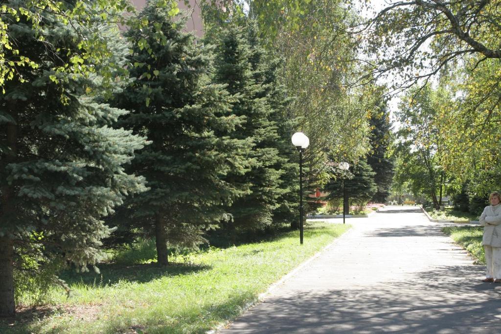BykovoにあるSanatoriy Sosnyの木道を歩く女