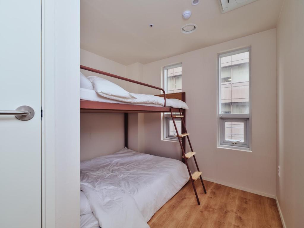 a small bedroom with bunk beds in it at 수수하우스 서울 in Seoul
