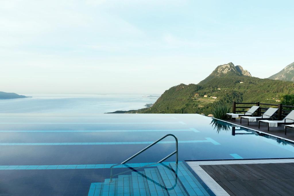 einen Pool mit Meerblick in der Unterkunft Lefay Resort & Spa Lago Di Garda in Gargnano