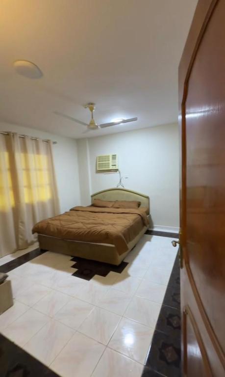 a bedroom with a bed in a room at ضيوف الخريف in Salalah