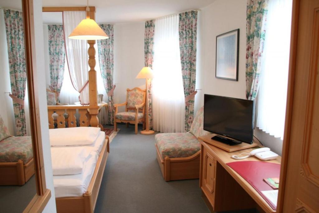 TV a/nebo společenská místnost v ubytování Landgasthof Hotel Bechtel