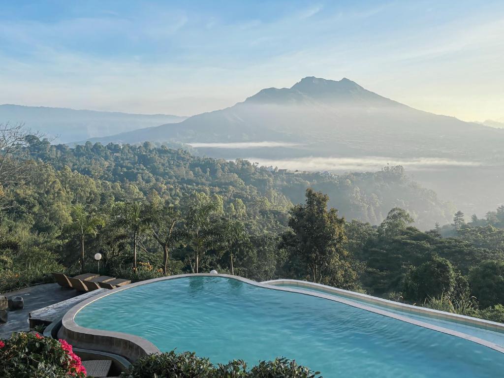 Caldera Hotel & Restaurant في Kintamani: مسبح بإطلالة على جبل