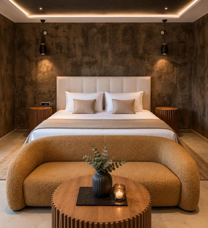 ディヴァーチャにあるVilla Loryのベッドとソファとテーブルのある寝室