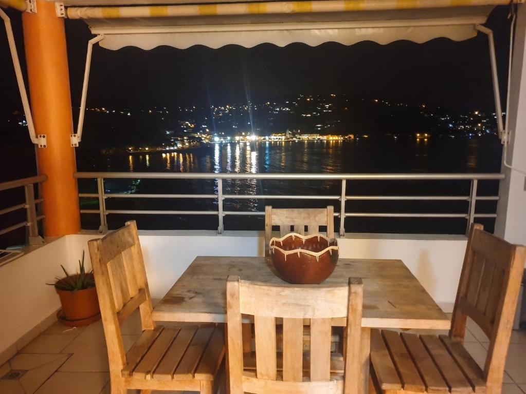 a table and chairs on a balcony with a view at Studio charmant à La Trinité - Vue mer - 40 m² in La Trinité