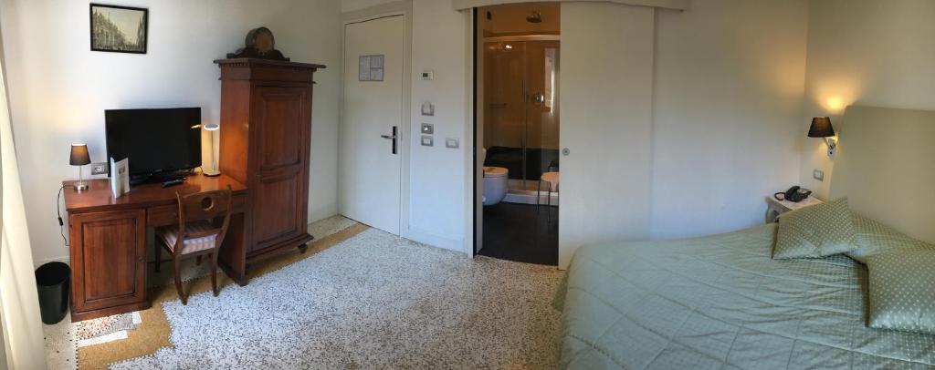 Televízia a/alebo spoločenská miestnosť v ubytovaní Hotel Sant'Antonin