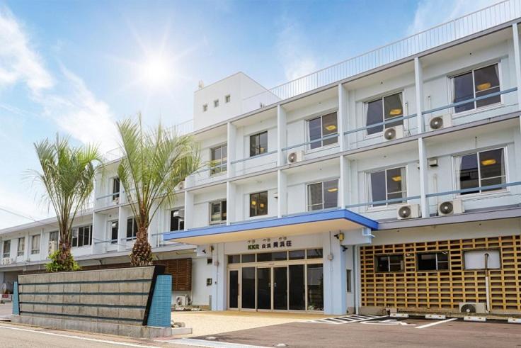 a large white building with a lot of windows at kkrshirahamamihamasou in Shirahama