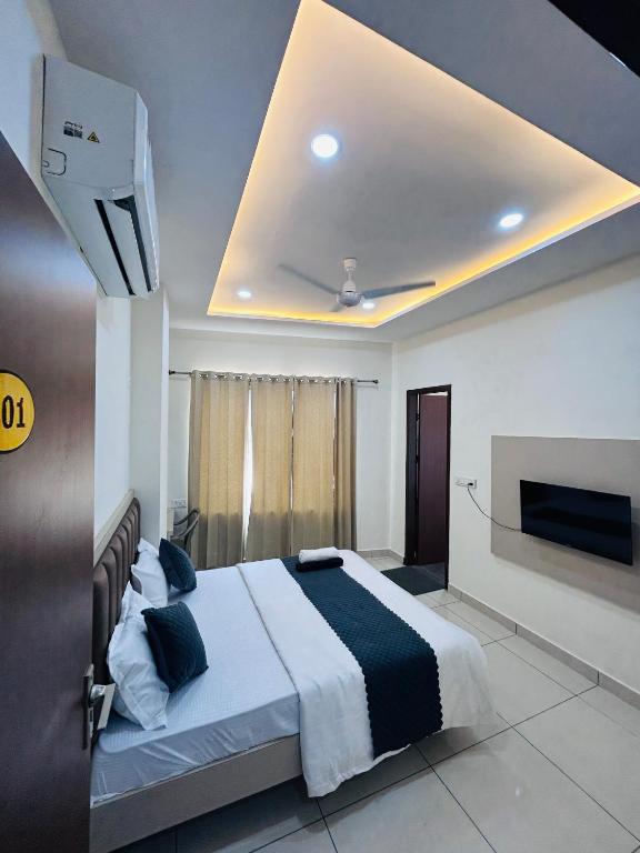 a bedroom with a large bed and a tv at hotel capetown in Sirsa