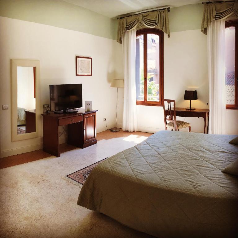 Televízia a/alebo spoločenská miestnosť v ubytovaní Hotel Sant'Antonin