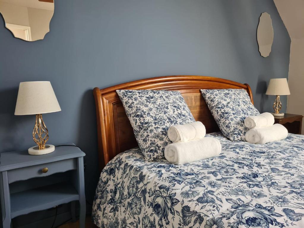 a bedroom with a bed with towels on it at La Dive Ligérienne - Gîte 2 chambres in Bourgueil