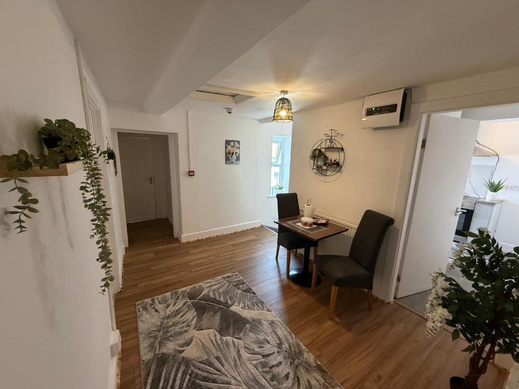 a living room with a table and chairs in a room at Grande Italia Rooms Comfort Italian Hospitality 4 in Ebley