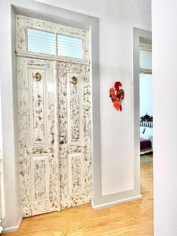 a room with a white door with a wreath on it at Casa Dourada in Barcelos