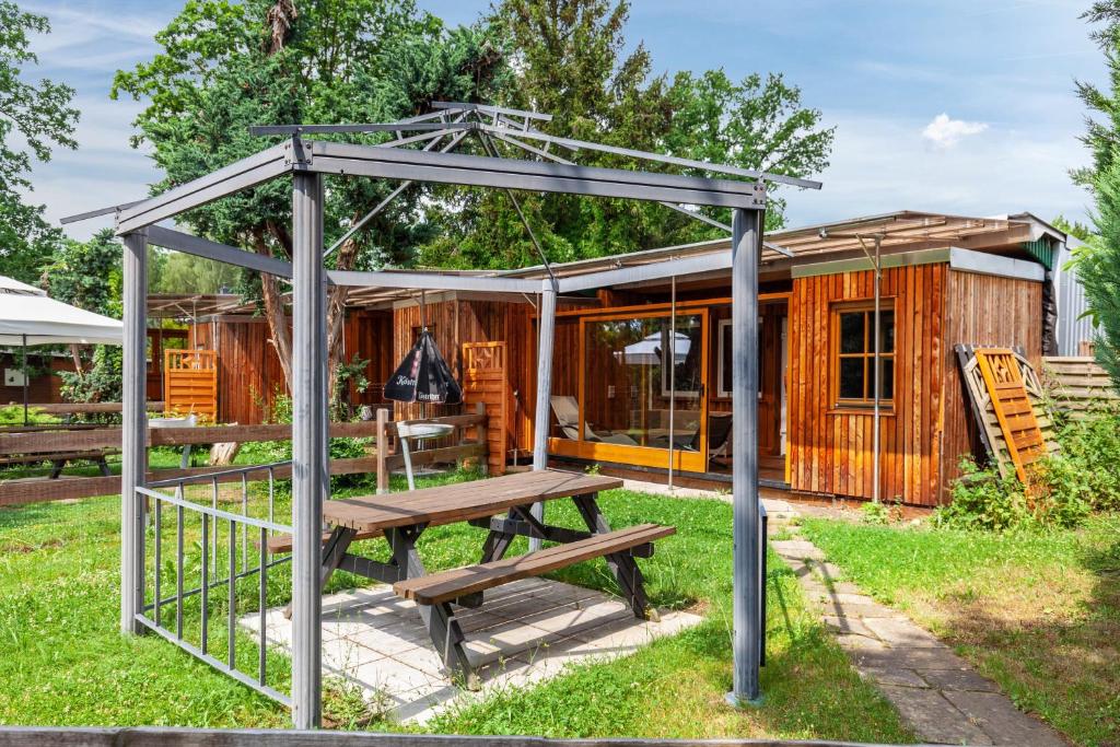 a picnic table in front of a cabin at Ferienhaus 202 in Zadelsdorf