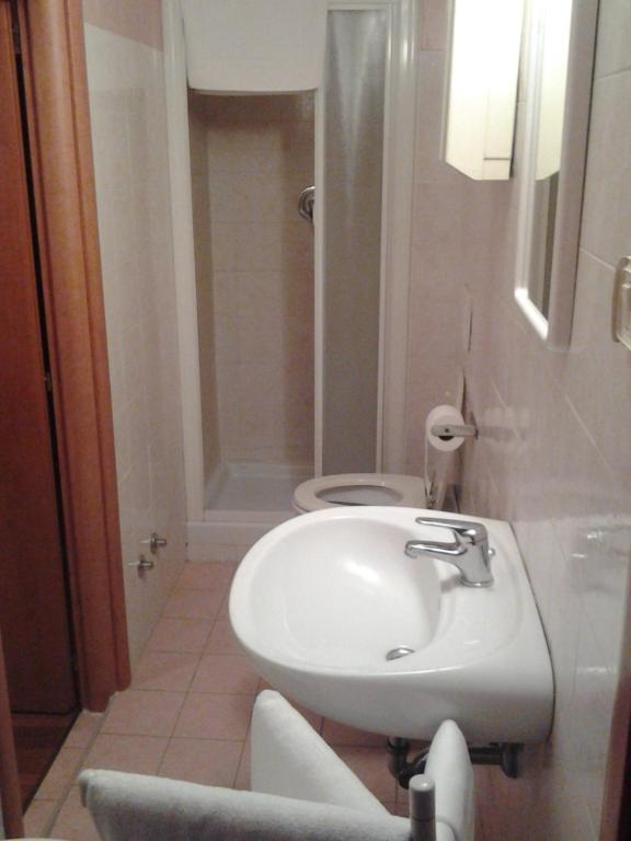 A bathroom at Hotel Perla