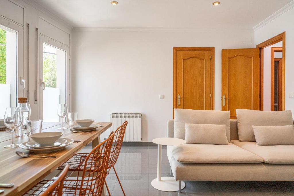 a living room with a couch and a table at Majordoms Ponent in Banyoles