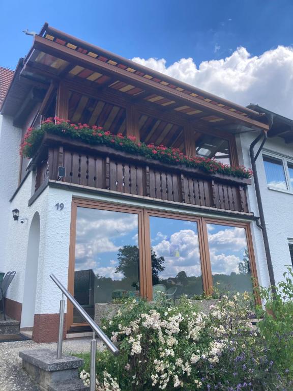 a house with a balcony and a window at Ferienwohnung Loni in Kulmbach