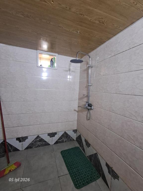 a bathroom with a shower with a green rug at Elvin in Küsnǝtqazma
