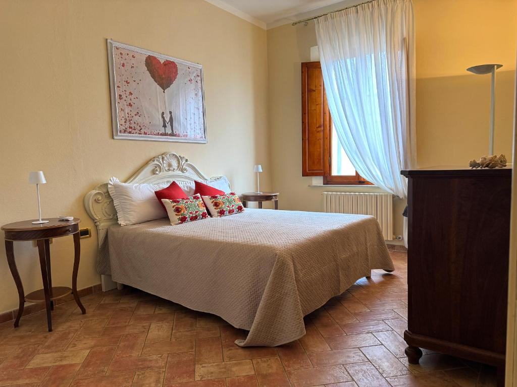 a bedroom with a bed with pillows on it at Bartahouse in Peccioli