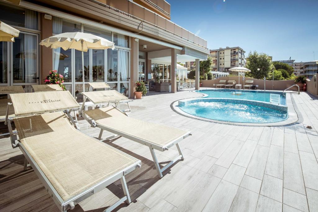 Bazén v ubytování Hotel Excelsior nebo v jeho okolí