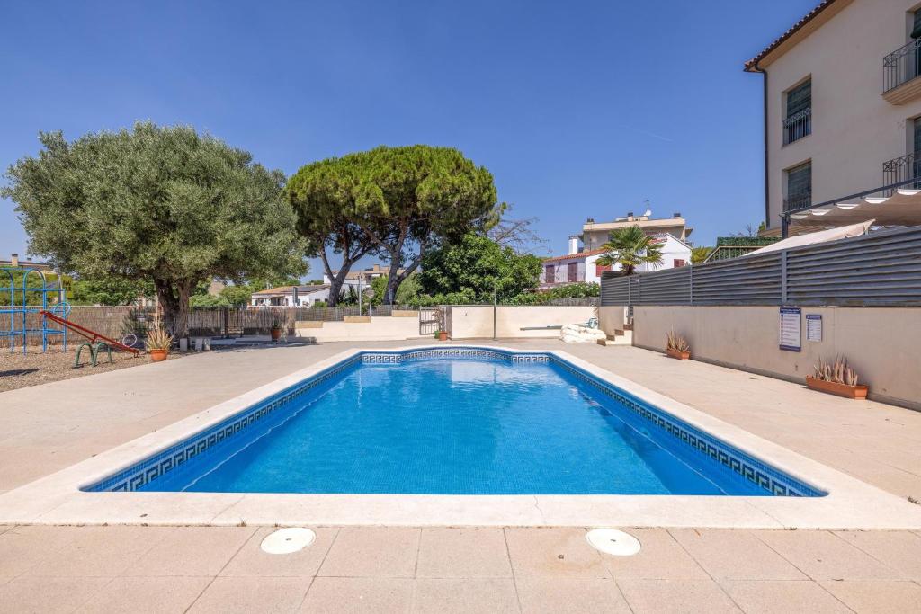 a swimming pool in front of a building at Torredembarra in Torredembarra