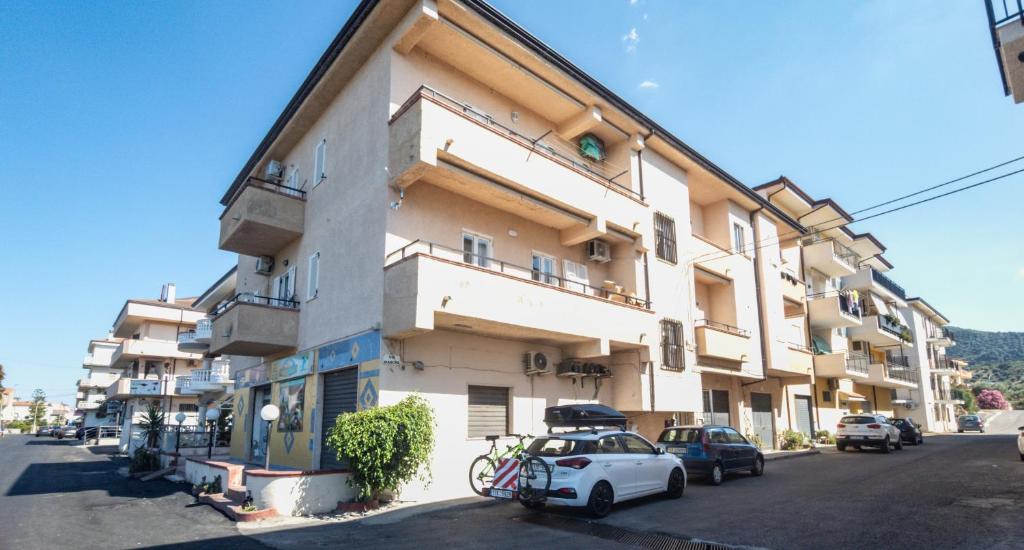 a white car parked in front of a building at Casa delle Farfalle in Cariati