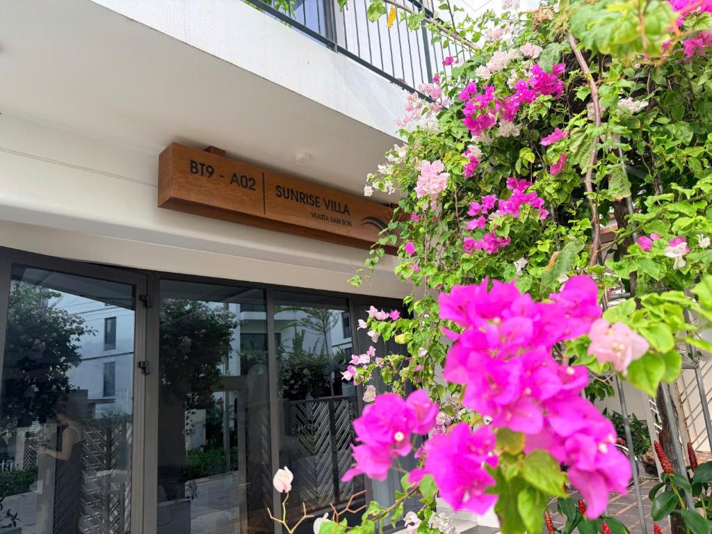 a store front with pink flowers in front of it at Sunrise Villa BT09-A02 Vlasta Sam Son in Trương Tần