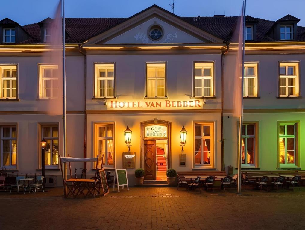 Ein Hotel in Van Beroi ist nachts beleuchtet. in der Unterkunft Hotel van Bebber in Xanten