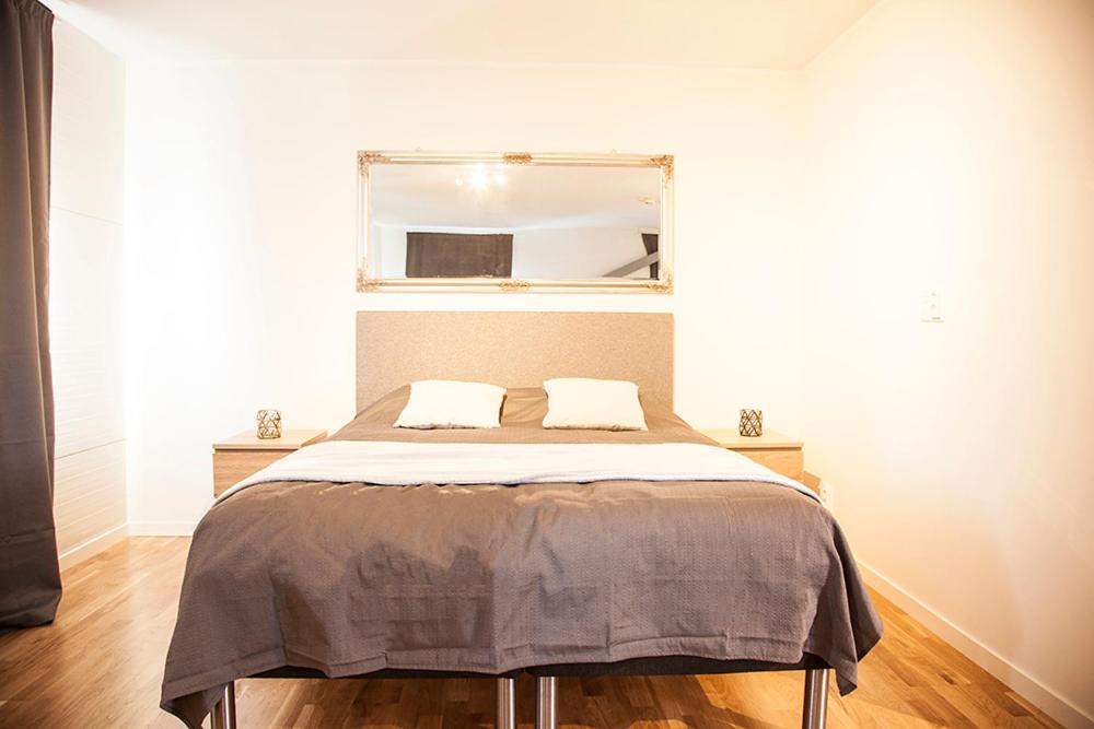 Hotell TunaPark في إسكيلستونا: غرفة نوم بسرير كبير مع نافذة