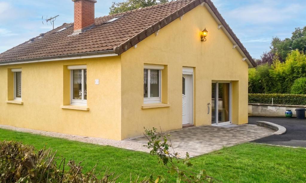 a yellow house with a driveway at Maison charmante avec vue sur lac à Thil-sur-Arroux in Thil-sur-Arroux