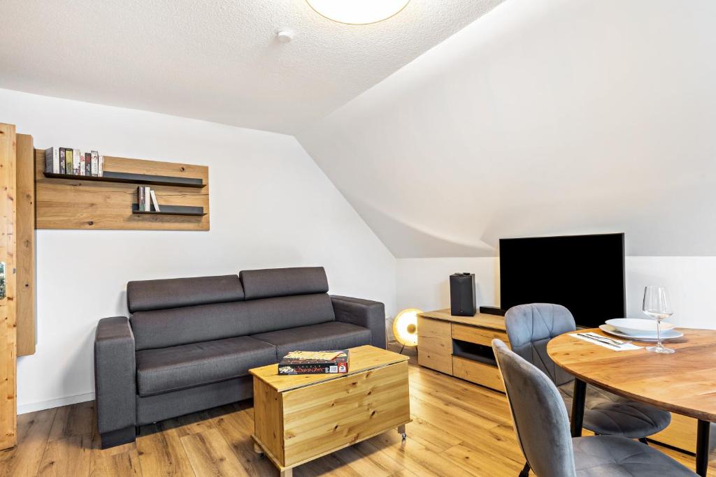 a living room with a couch and a table at Zeitlos Wriezen 2 in Wriezen