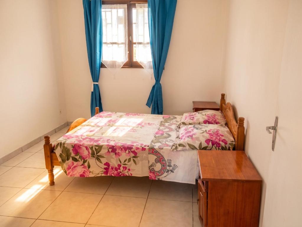 a small bedroom with a bed and a window at Appartement 3 chambres à Ducos in Ducos