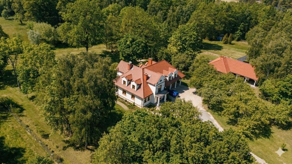 an overhead view of a large house in the trees at Dwór Grabina in Ciechomice