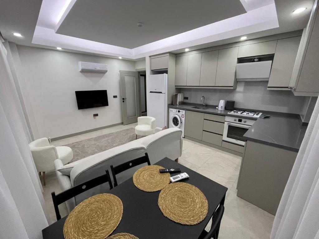 a kitchen and living room with a table and chairs at Liza Evren Sitesi in Manavgat