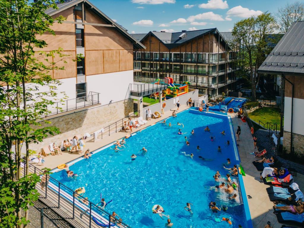 Draufsicht auf einen Swimmingpool in einem Ferienresort in der Unterkunft Elements Hotel&Spa in Świeradów-Zdrój