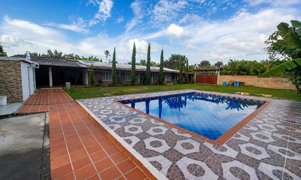 a swimming pool in the yard of a house at Finca fercho rozo in Rozo