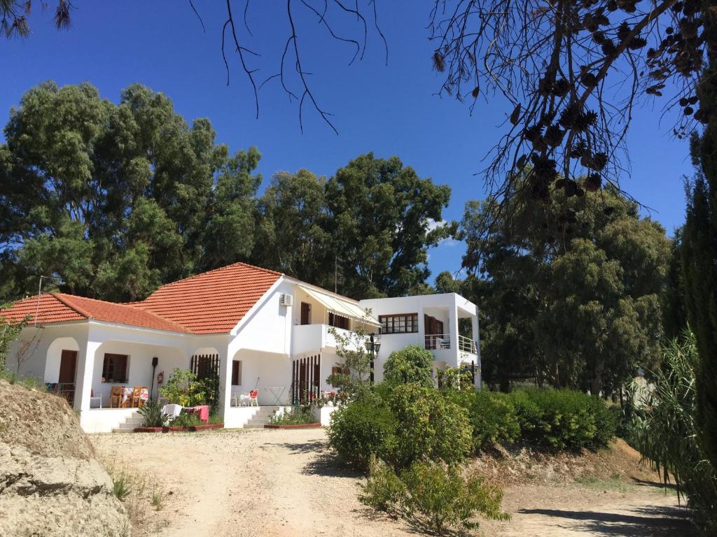 a white house with a red roof at Vigla in Spartià