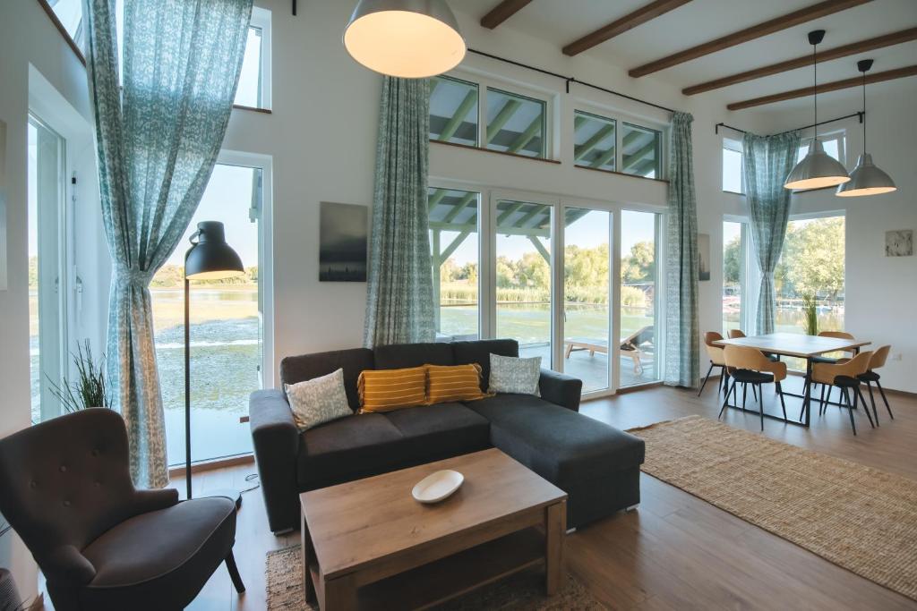 a living room with a couch and a table at Olivér cölöpház in Tiszafüred