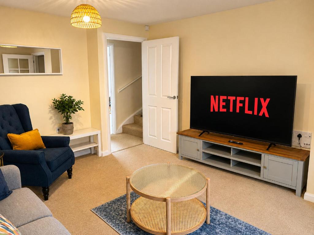 a living room with a flat screen tv at Diamond View Stylish 3BR Ideal 4 Professionals in Chilton
