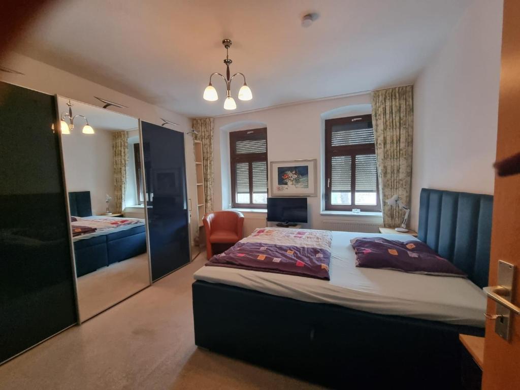 a bedroom with a bed and a chair in it at Zuhause auf Zeit in Gera