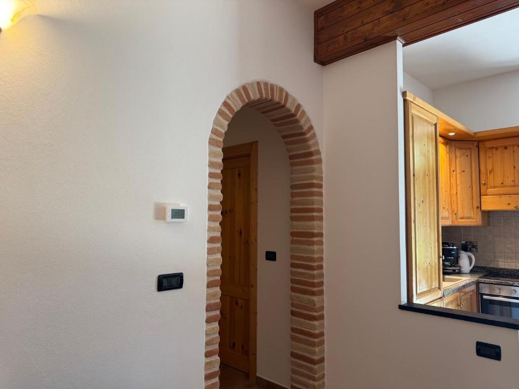 a hallway with an archway in a kitchen at Casa Ninni in Casalino