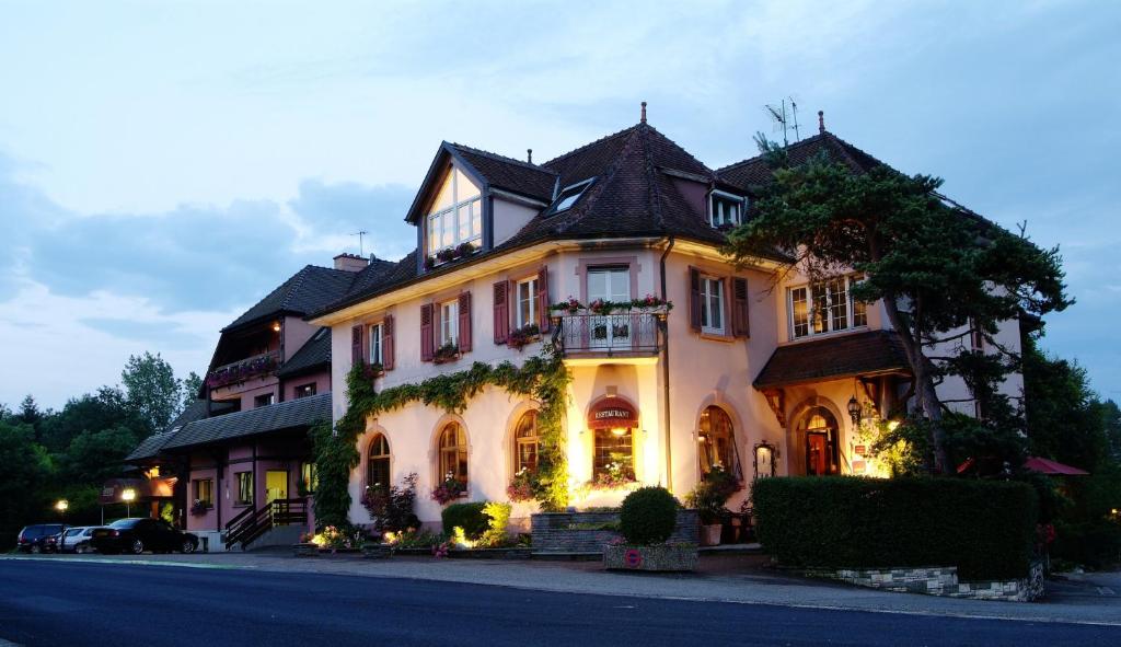 una casa grande sentada al lado de una calle en Maison Jenny Hotel Restaurant & Spa, en Hagenthal-le-Bas