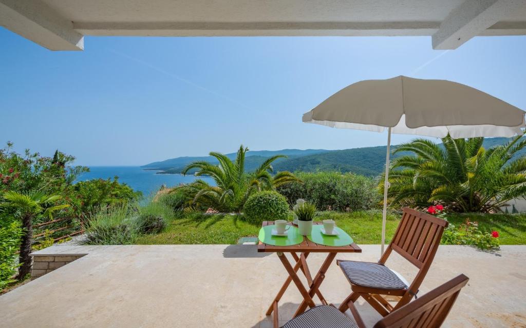 Studio Luciana with garden and sea view