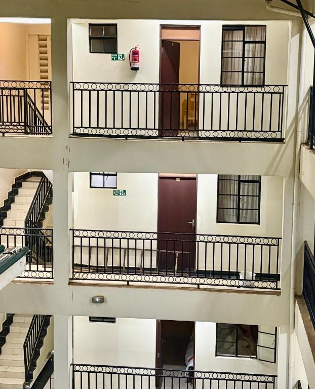 Draufsicht auf ein Wohnhaus mit Balkonen in der Unterkunft Spass Hotel in Eldoret