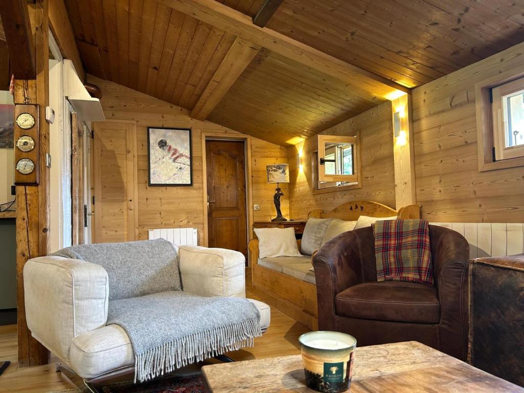 a living room with a couch and chairs in a cabin at Squaw Peak in Morzine