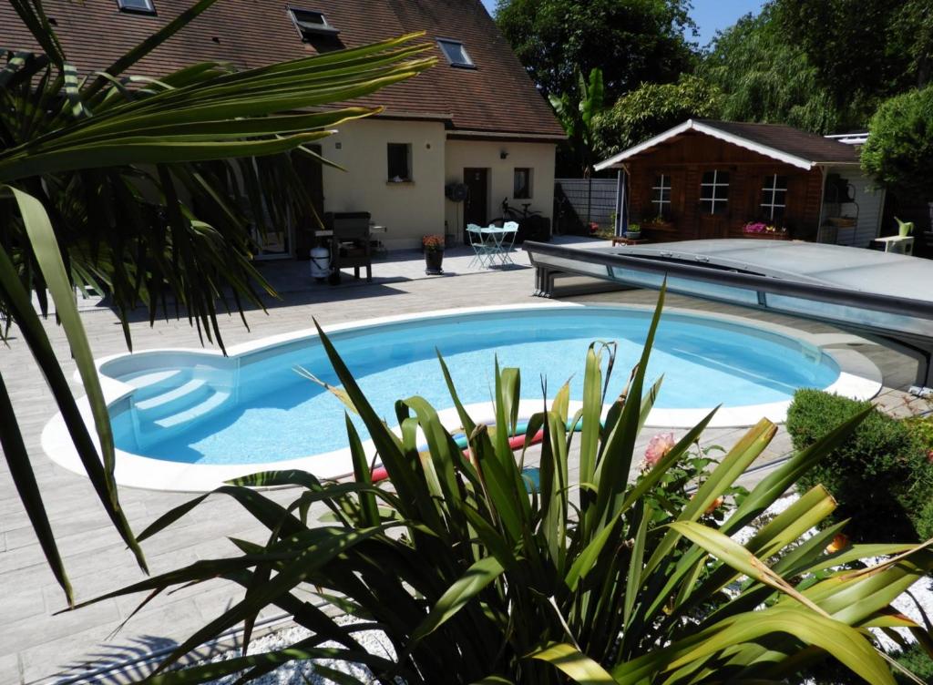 a swimming pool in the backyard of a house at Au Pré Fleury in Fleury-en-Bière