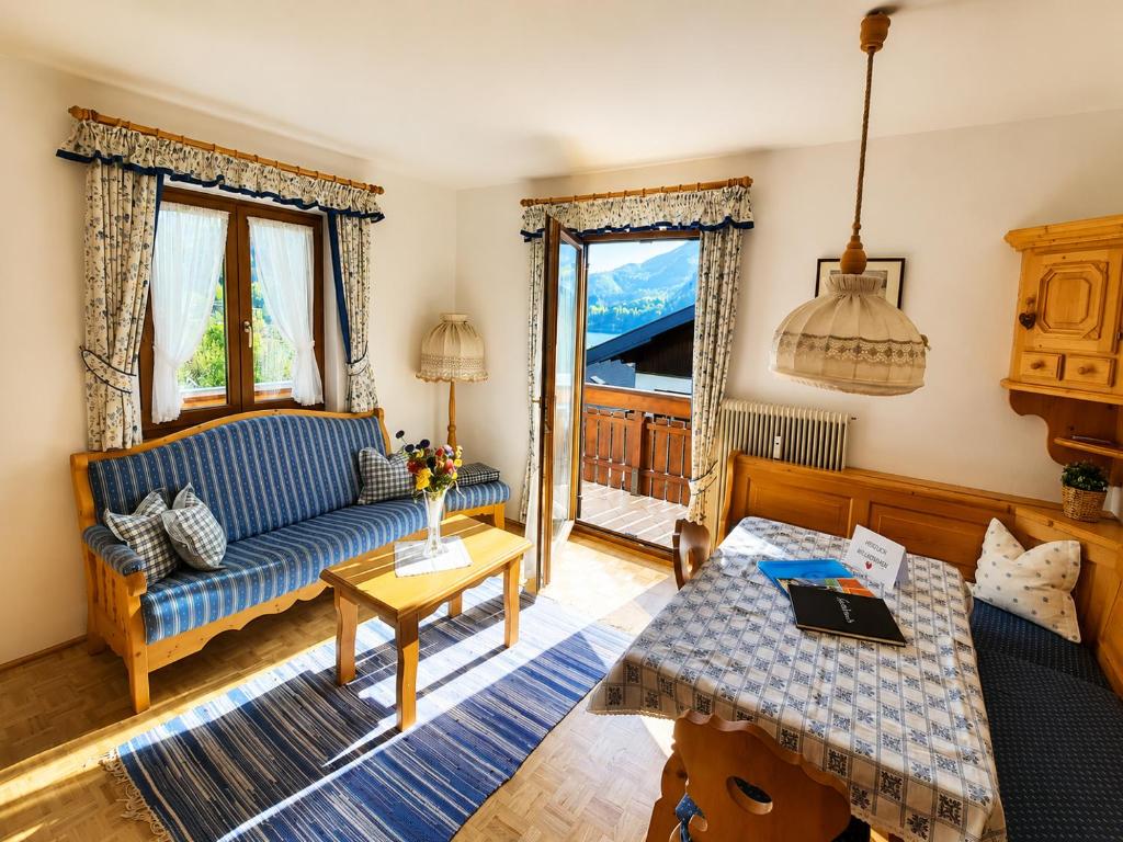 a living room with a couch and a table at Ferienwohnung Evi in Sankt Gilgen